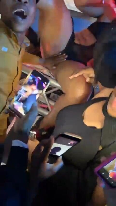 Zodwa wabantu gets fingered on stage