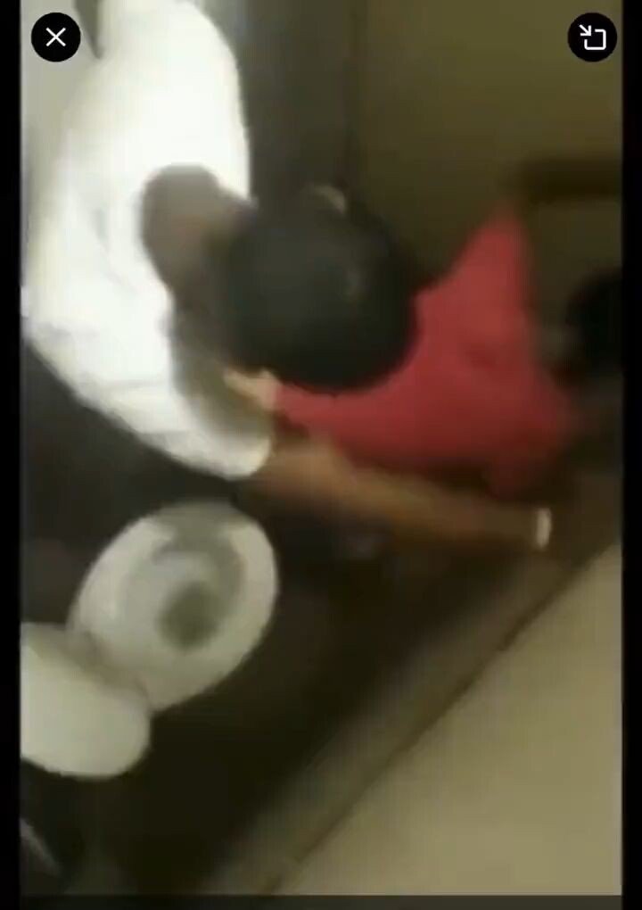 Monyobano in Tavern Toilet