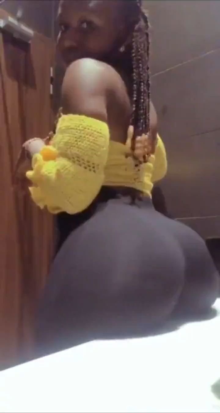Short Lil Cutie Knows How to Shake dat ASS