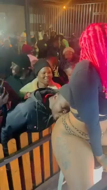 Queen Minaj gets her ass licked by fan