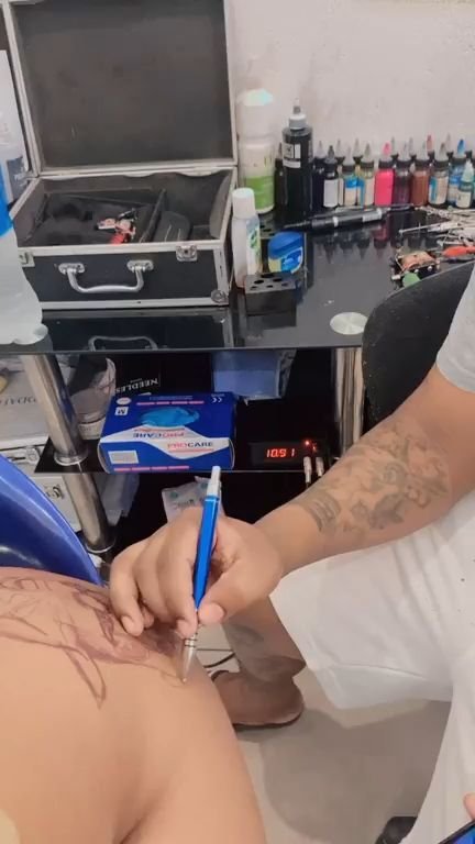 Queen Minaj getting a tattoo naked