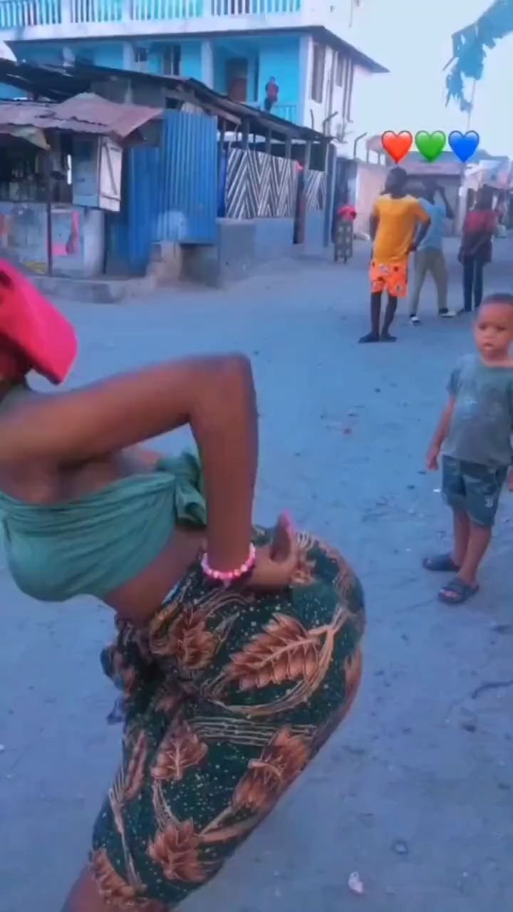 Village girl twerks like a PRO