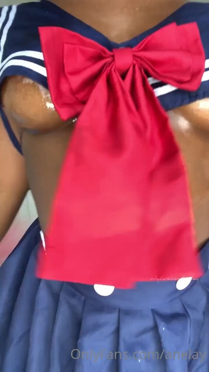 Anelay twerks in costume